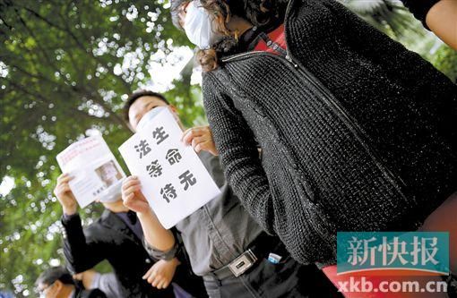 　　■昨日，數(shù)十位二胎準媽媽和家屬來到省衛(wèi)計委門前，希望廣東二胎政策盡早出臺。新快報記者 孫毅/攝