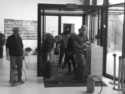 相關(guān)人員正在對(duì)園區(qū)消毒。讀者供圖