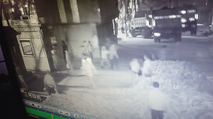 擋道3小時，司機(jī)路人“望磚興嘆”