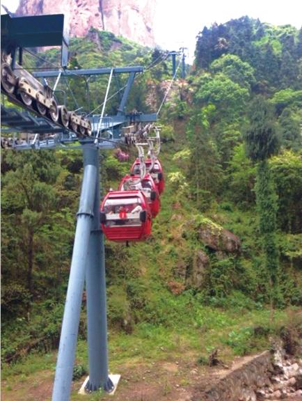 當(dāng)時(shí)還有3個(gè)轎廂懸在半空中。溫先生供圖