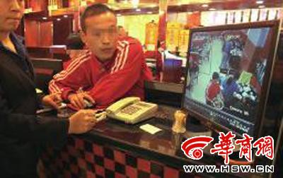 昨日，李女士展示從火鍋店抱回的火鍋，內(nèi)有濕巾