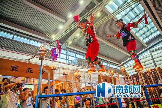 2號展館，苗族姑娘表演踩燈泡絕技《電光玫瑰》，赤腳踩上40瓦的燈泡并做出高難度動作。 南都記者 霍健斌 攝