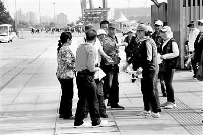 團(tuán)伙景點(diǎn)低價拍照攬客高價賣 交易不成進(jìn)行威脅