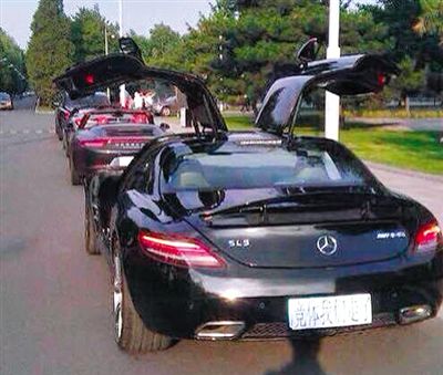 近日，一組“北體大畢業(yè)典禮豪車云集堪比車展”組圖在網(wǎng)絡(luò)爆紅。網(wǎng)絡(luò)截圖