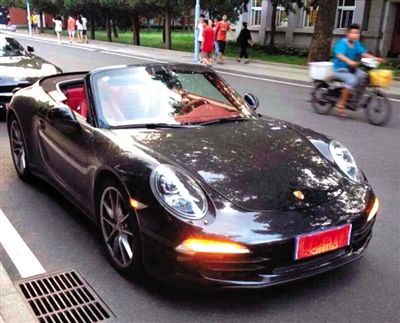 近日，一組“北體大畢業(yè)典禮豪車云集堪比車展”組圖在網(wǎng)絡(luò)爆紅。網(wǎng)絡(luò)截圖