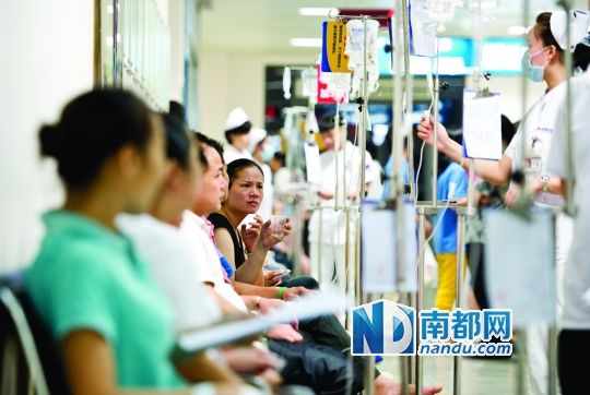 醫(yī)院走道坐滿了打吊針的員工。