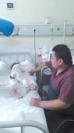 伏登順與女兒在一起。