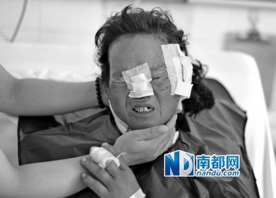 受狼群襲擊受傷較重的村民在接受救治。C FP圖片