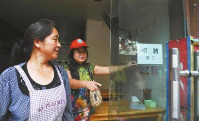 8月14日，市民志愿者體驗城管執(zhí)法招呼商家不要亂張貼。