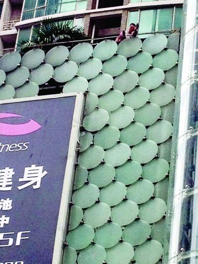 環(huán)亞廣場(chǎng)5樓露臺(tái)上，有一男子揚(yáng)言跳樓。
