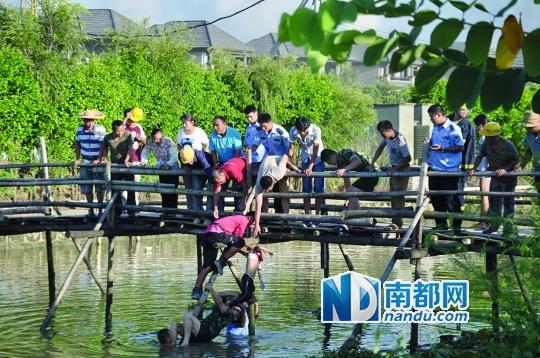 救援人員合力打撈起落水女孩，后經(jīng)醫(yī)護(hù)人員確認(rèn)已經(jīng)死亡。受訪者供圖