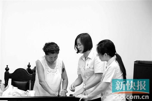 白春榮簽領(lǐng)國家賠償款。通訊員供圖