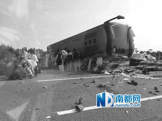 現(xiàn)場大客車側(cè)翻，玻璃碎落一地，車身卡在路邊水泥護欄上。 目擊者供圖