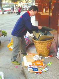 王光偉靠收廢品拾荒為生，每月僅有1000元的微薄收入。