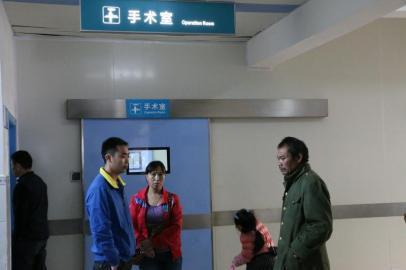 宇宇的父母和爺爺一直守候在手術(shù)室外。