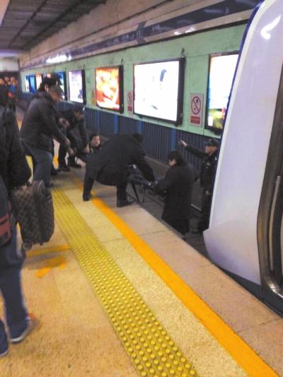 地鐵工作人員將林某從站臺(tái)下救起。網(wǎng)友供圖