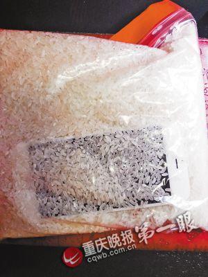 落水后，把手機(jī)放進(jìn)大米里吸水