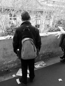 “娃在湖南上大學(xué)，馬上就要畢業(yè)了，所以我經(jīng)常在網(wǎng)上瀏覽咸陽(yáng)、西安的招聘信息，想讓他畢業(yè)后留在我和他媽身邊……”3月14日，秦都區(qū)人才交流中心在區(qū)政府二樓舉辦招聘會(huì)，一名50多歲的“求職者”吸引了不少人的目光。據(jù)悉，此次招聘會(huì)共有市內(nèi)外112家企業(yè)參加，提供就業(yè)崗位3200個(gè)。