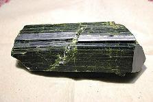 近日，商南縣奇石愛好者潘某在青山鎮(zhèn)鐵礦開采區(qū)發(fā)現(xiàn)一塊疑似綠簾石，有待相關(guān)專家和權(quán)威機(jī)構(gòu)認(rèn)定。