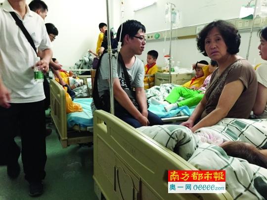  昨晚，家長(zhǎng)們陪著誤食鼠藥的孩子們?cè)卺t(yī)院就診。