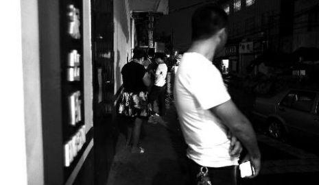 通過聊天軟件陌陌，男子小黃認(rèn)識(shí)了女孩小李，兩三天后，兩人就住到了一起。但好景不長(zhǎng)，兩人在一起僅過了十幾天，戀愛關(guān)系即破裂，小黃稱曾給小李花了一萬余元。日前，小黃以詐騙為由將小李帶到派出所。