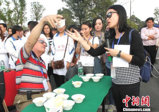 圖為外國友人品嘗揚(yáng)州炒飯?！〈藜衙鳌z
