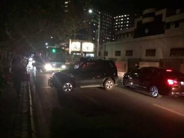 10月22日被推到路面的車攔住了公交車。（圖據(jù)網(wǎng)絡(luò)）