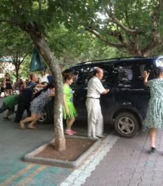 今年夏天壩壩舞成員將一輛小車推向公路。（圖據(jù)網(wǎng)絡(luò)）