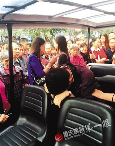 偷拍男子（前）照片來(lái)源于網(wǎng)絡(luò)，請(qǐng)作者與重慶晚報(bào)聯(lián)系