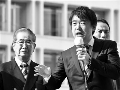 29日，日本著名極右翼分子石原慎太郎（左）和新生代右翼政客橋下徹在東京街頭演講拉票。