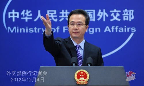 外交部發(fā)言人洪磊主持例行記者會。