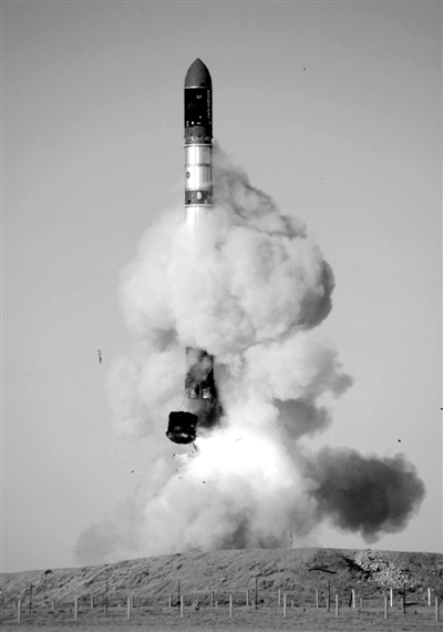 　2007年6月15日，俄羅斯在哈薩克斯坦的軍事場地試射一枚“RS-20”導(dǎo)彈。尚未有媒體公布新型固