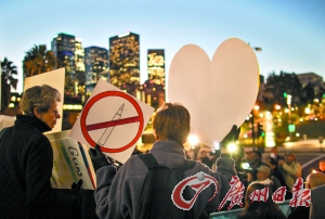 　14日，在美國首都華盛頓白宮外，民眾舉行燭光集會，悼念當日康涅狄格州桑迪胡克小學槍擊案遇難者，呼吁