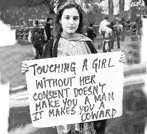 一名印度女孩抗議強奸暴行。