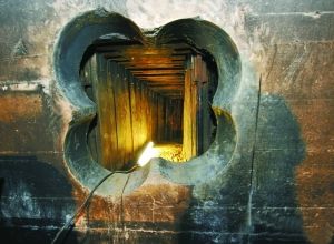 隧道頂端及四周用板材固定。 人民網(wǎng)照片