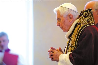 ?11日，本篤十六世出席主教會(huì)議，宣布將于本月28日退位。圖/CFP