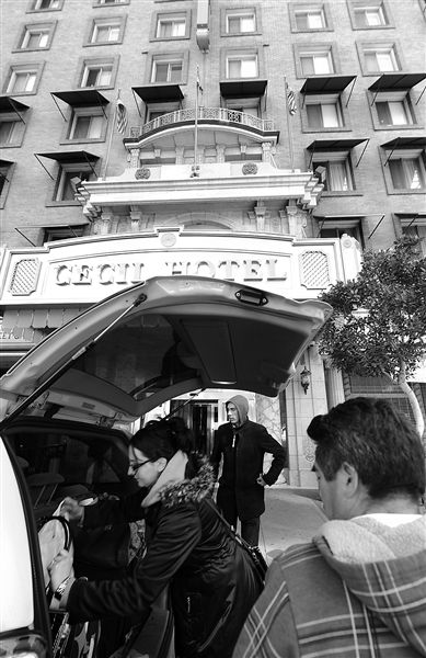 20日，美國洛杉磯，塞西爾酒店房客薩拜娜乘出租車離開酒店。由于擔(dān)心水質(zhì)受到污染，目前已有27戶房客離開塞西爾酒店。