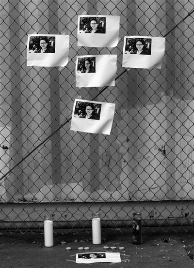 21日，美國洛杉磯，華裔女孩藍可兒遇害案件曝光后，一些人在塞西爾酒店附近擺放藍可兒的照片和蠟燭，紀念藍可兒。