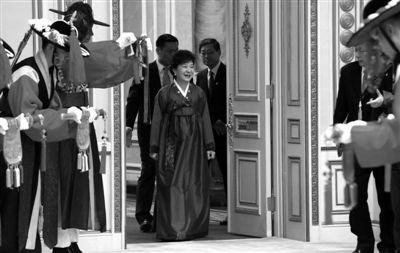 2月25日，韓國首爾，韓國首位女總統(tǒng)樸槿惠身著傳統(tǒng)韓服出席晚宴。