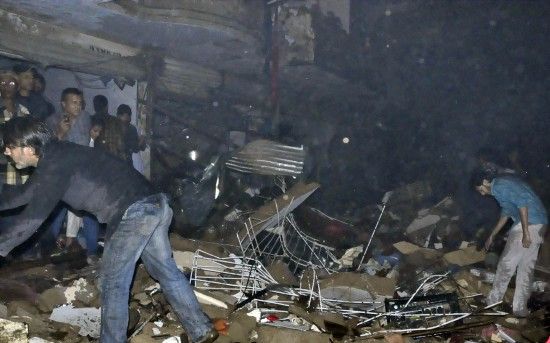 3月3日，在巴基斯坦南部城市卡拉奇，救援人員在爆炸現(xiàn)場(chǎng)工作。