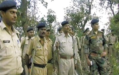 電視畫面顯示，大量警察在案發(fā)地搜查疑犯。