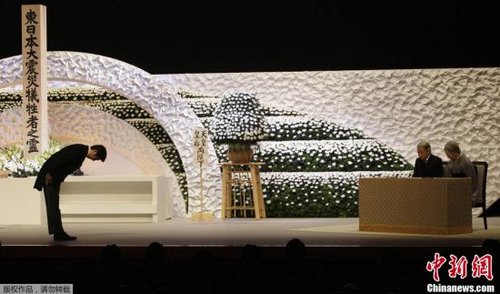 “3·11”東日本大地震兩周年紀(jì)念追悼儀式在東京舉行，日本明仁天皇與皇后、首相安倍晉三出席