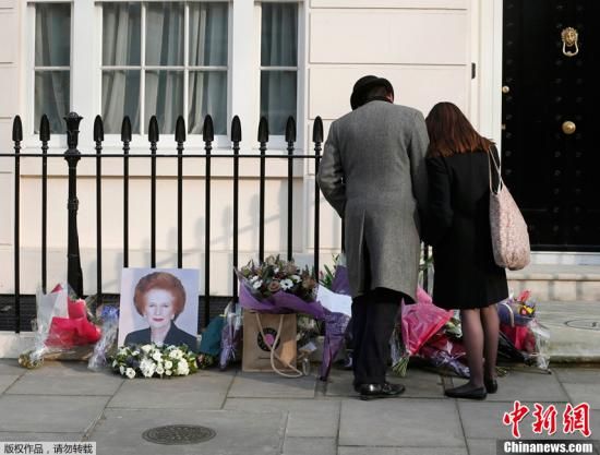 當(dāng)?shù)貢r間2013年4月8日，英國倫敦，民眾在英國前首相撒切爾夫人位于倫敦的住所前進(jìn)行悼念活動。