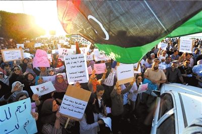 10日，利比亞首都的黎波里，當(dāng)?shù)厥忻裨诶葋喭饨徊客馐就?，抗議“政治隔離法”。圖/東方IC