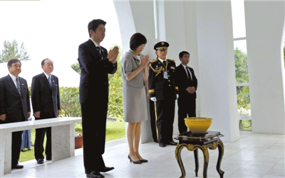 25日，緬甸仰光，安倍偕妻子參拜“二戰(zhàn)陣亡日軍墓”。圖/CFP