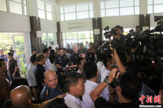 　　6月1日，菲律賓內(nèi)政部長羅哈斯在菲國家警察部隊(duì)司令普里斯馬等人陪同下召開記者會，介紹環(huán)球城公寓樓