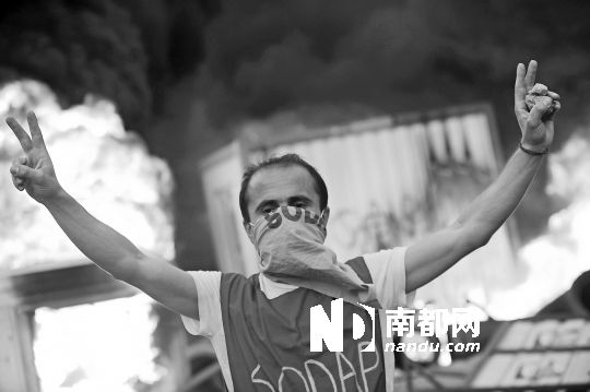 5月31日，土耳其示威者在伊斯坦布爾市中心的塔克西姆廣場抗議政府拆除加濟公園的計劃。