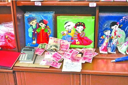 　　2012年6月21日，在朝鮮羅先特別市的一家商店里，柜臺(tái)上散落著一些人民幣。在朝鮮，人民幣比本國(guó)