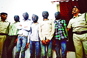 印度一個特別法庭20日宣布，判處卷入瑞士女游客遭輪奸案的6名男子終身監(jiān)禁。檢方對判決結果感到滿意，但表示不排除被告上訴可能。