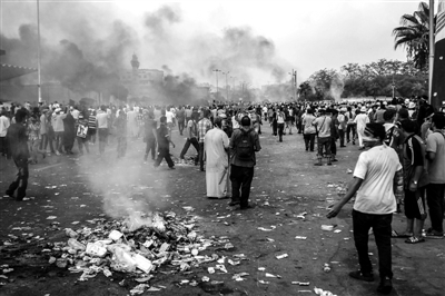 7月27日，在埃及首都開羅，穆爾西支持者同防暴警察發(fā)生沖突。新華社發(fā)